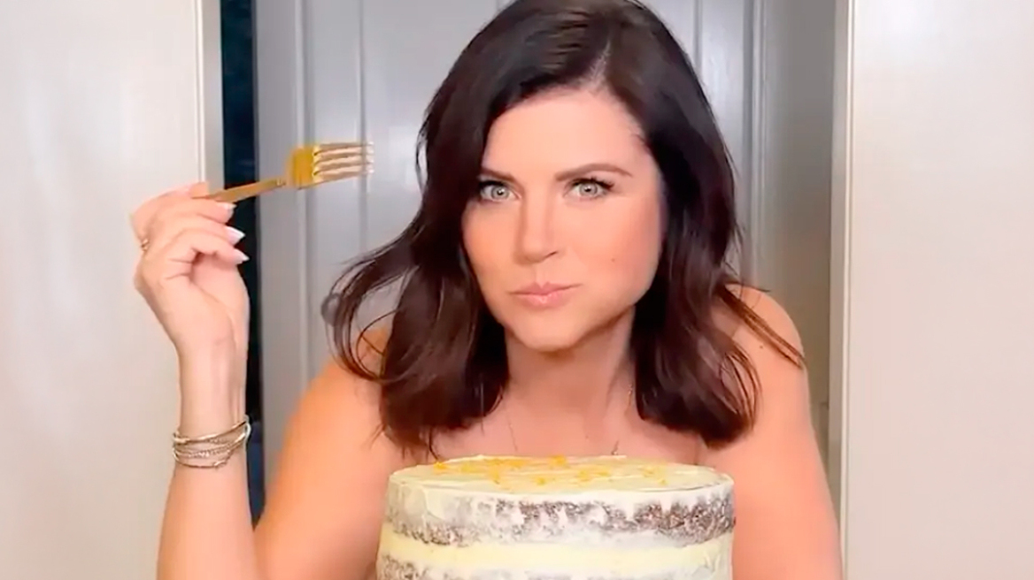 Τίφανι Θίσεν: H «Βάλερι» από το «Χτυποκάρδια στο Μπέβερλι Χιλς» απόλαυσε γυμνή στα 51 της μια τούρτα - Δείτε βίντεο
