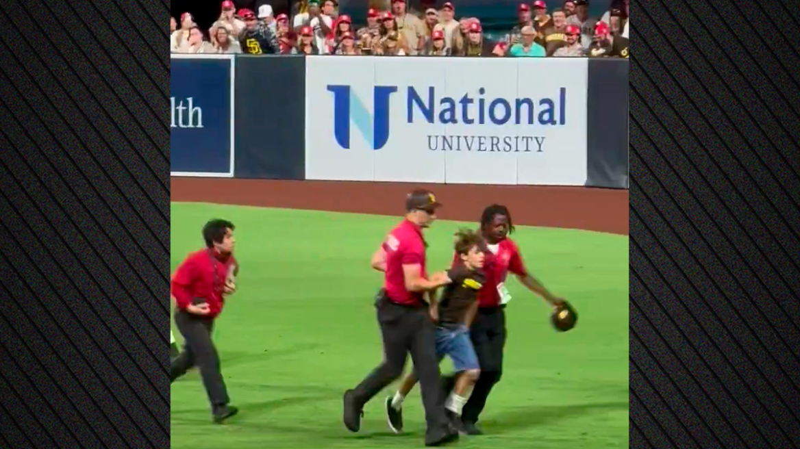 Χαμός σε αγώνα μπέιζμπολ: Σεκιουριτάδες έκαναν άγριο «τάκλιν» σε ανήλικο που μπήκε στο γήπεδο - Τους αποδοκίμασαν οι θεατές