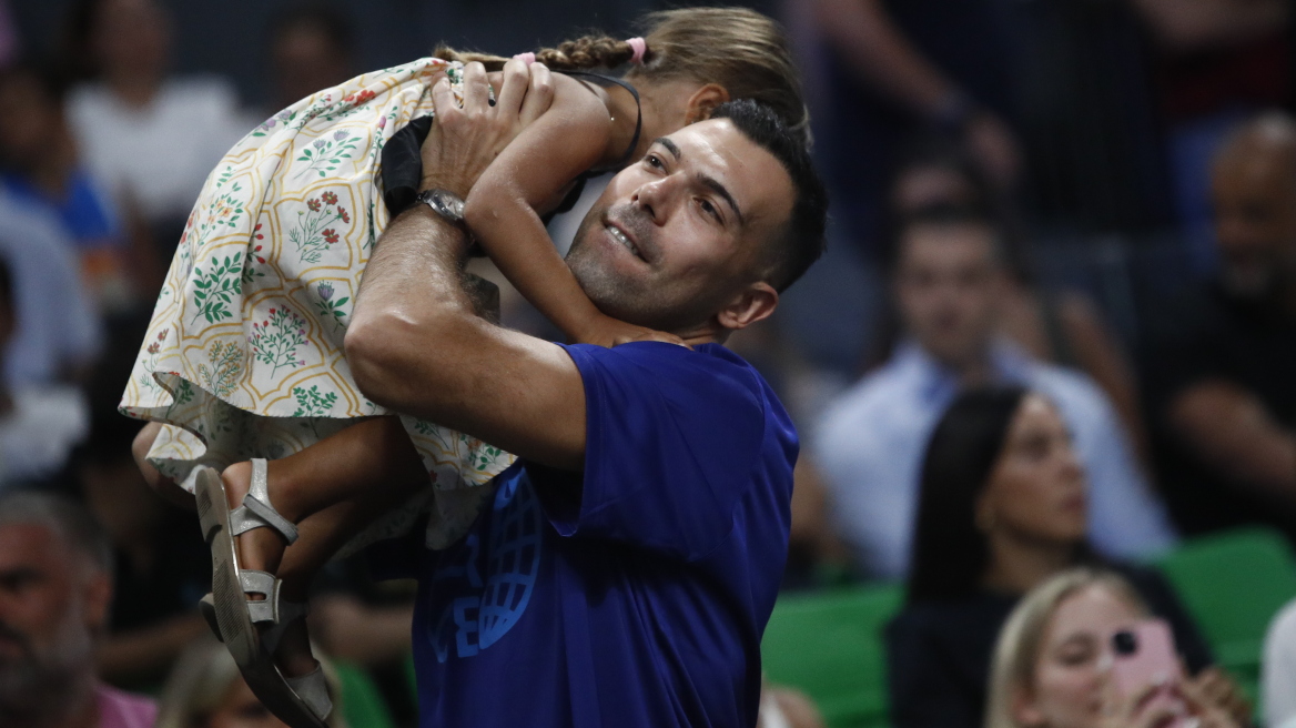 Σλούκας: Με την κόρη του στο ΟΑΚΑ για το Ελλάδα - Ιταλία, βίντεο