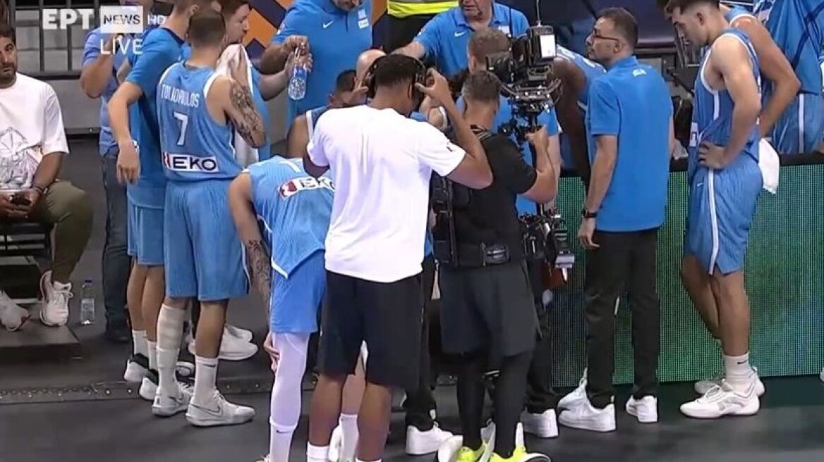 Κεφάτος ο Γιάννης Αντετοκούνμπο πήρε τα ακουστικά του cameraman της ΕΡΤ την ώρα του Ελλάδα - Ιταλία, δείτε βίντεο 