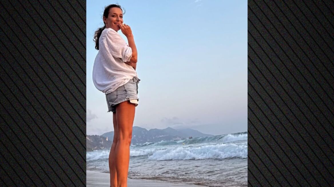 Ο Σάκης Ρουβάς φωτογραφίζει την Κάτια Ζυγούλη στην Κέρκυρα