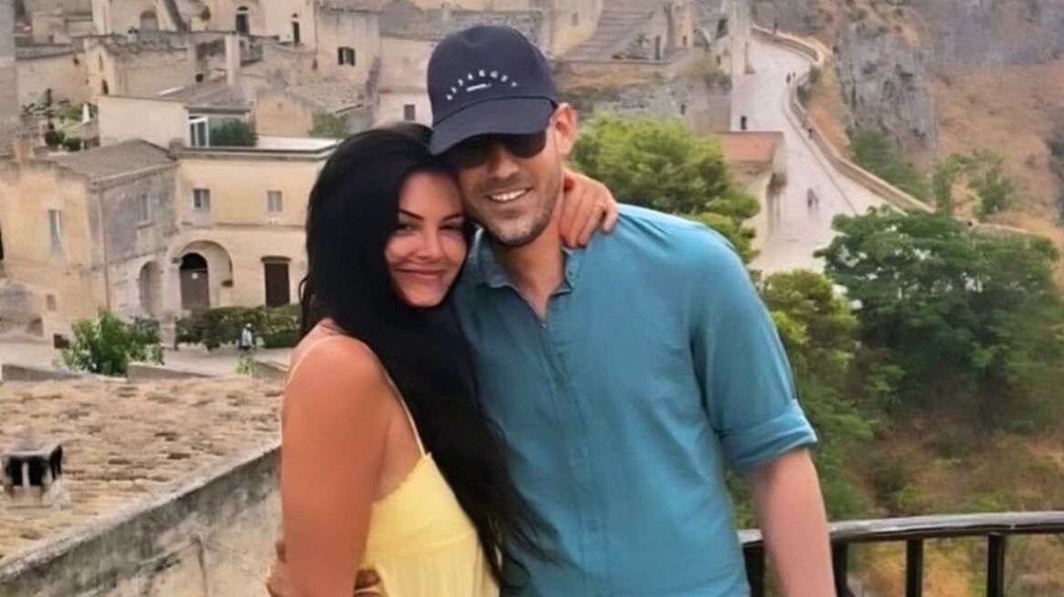 Φωτογραφία: Η Μαρία Κορινθίου στην αγκαλιά του συντρόφου της στην Ιταλία