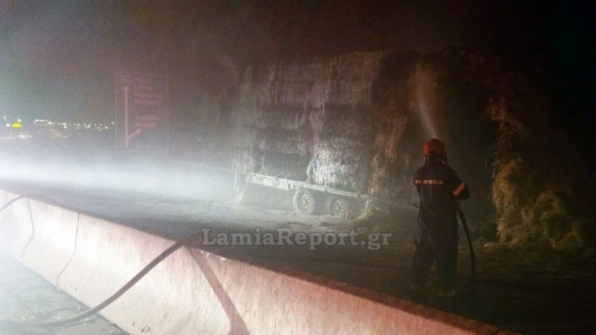 Νταλίκα φορτωμένη με άχυρα έπιασε φωτιά στον Ε65 στο ρεύμα προς Λαμία - Κυκλοφοριακές ρυθμίσεις