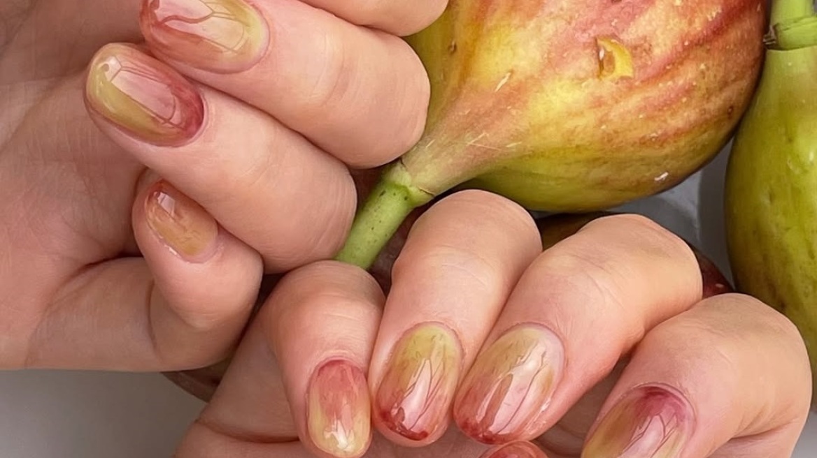 «Fruit Peel Nails»: Το πιο juicy trend του φετινού καλοκαιριού
