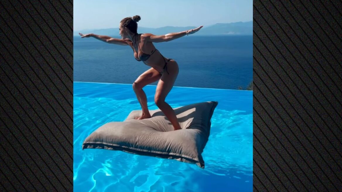 Η Ντορέττα Παπαδημητρίου επιπλέει σε πισίνα και δείχνει πώς τη «βρίσκουν τα mail» που λαμβάνει - Δείτε βίντεο
