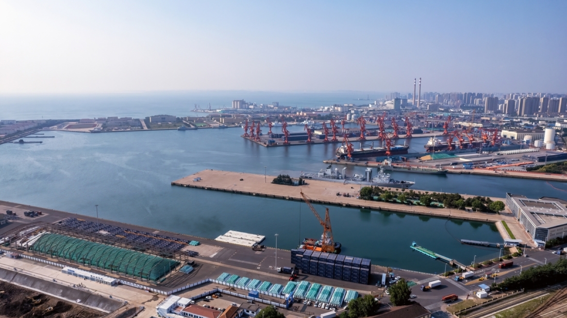 Bloomberg: Αμερικανικές κυρώσεις σε Έλληνα ναυλομεσίτη και σε κινεζικά λιμάνια για μεταφορά ιρανικού πετρελαίου