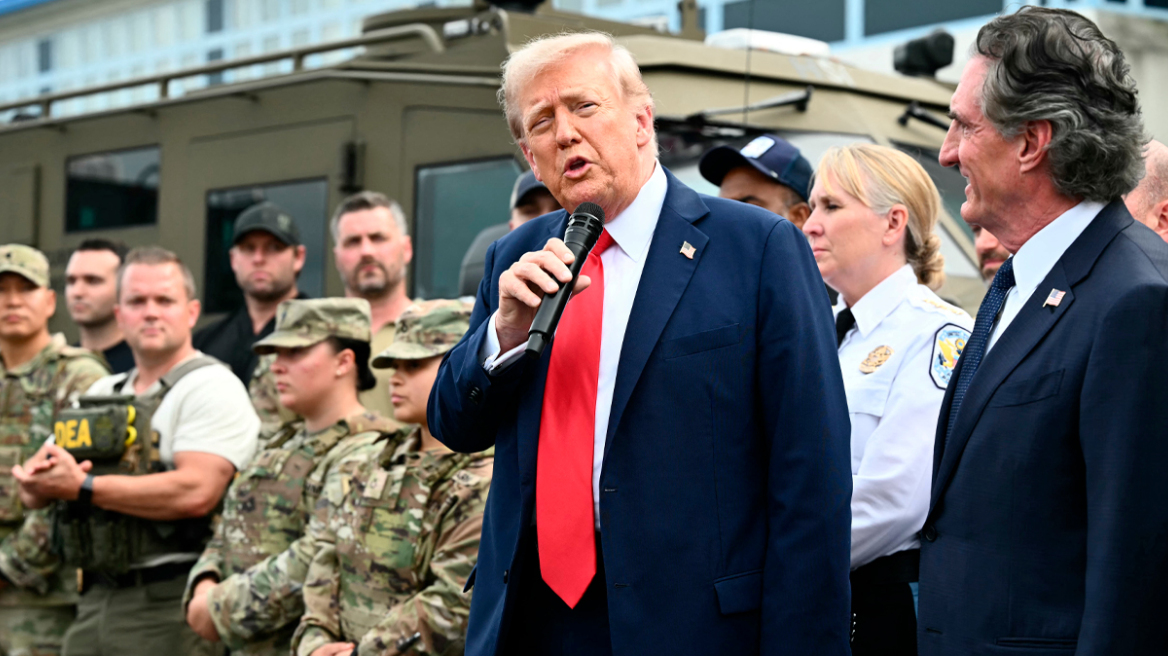 Ο Τραμπ επισκέφθηκε ένστολους στην Ουάσιγκτον και καυχήθηκε για τις γνώσεις του σχετικά με το... γρασίδι - Δείτε βίντεο