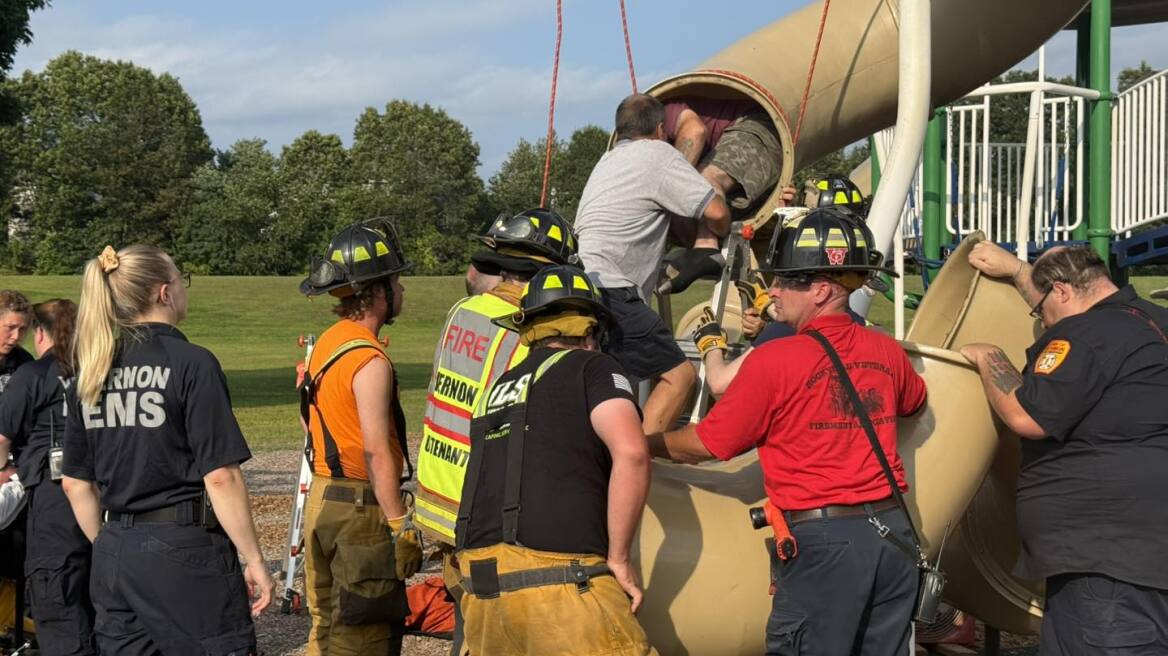 Περιπέτεια για 40χρονο στο Κονέκτικατ - Εγκλωβίστηκε σε τσουλήθρα, δείτε φωτογραφίες