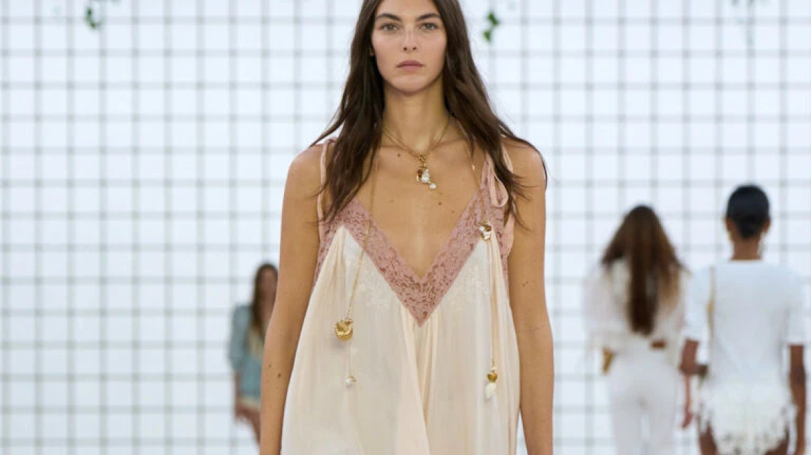 Το νέο αγαπημένο φόρεμα της μόδας εμπνέεται από τα νυχτικά
