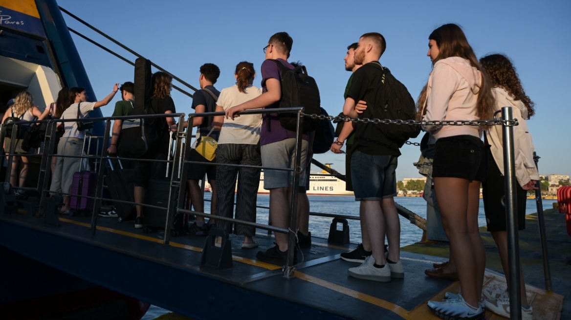 Δεκάδες πλοία αναχωρούν από τον Πειραιά για κοντινές αποδράσεις.