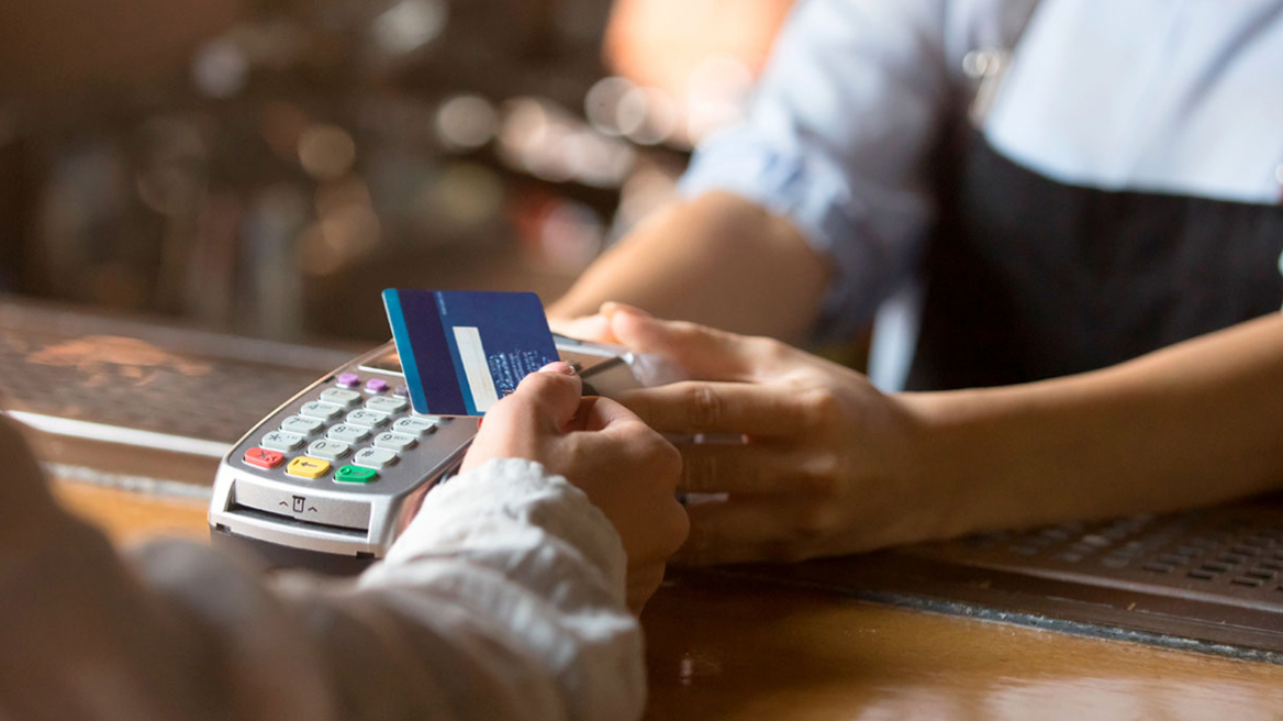 Εξι στα δέκα ευρώ πληρώνονται με κάρτες και e-banking