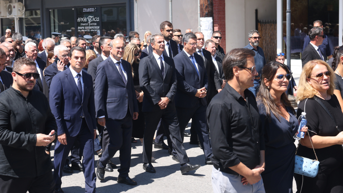 Θλίψη στην κηδεία του Απόστολου Βεσυρόπουλου - Οι παρουσίες και ο επικήδειος Μητσοτάκη: «Ψηλέ, θα μας λείψεις...»