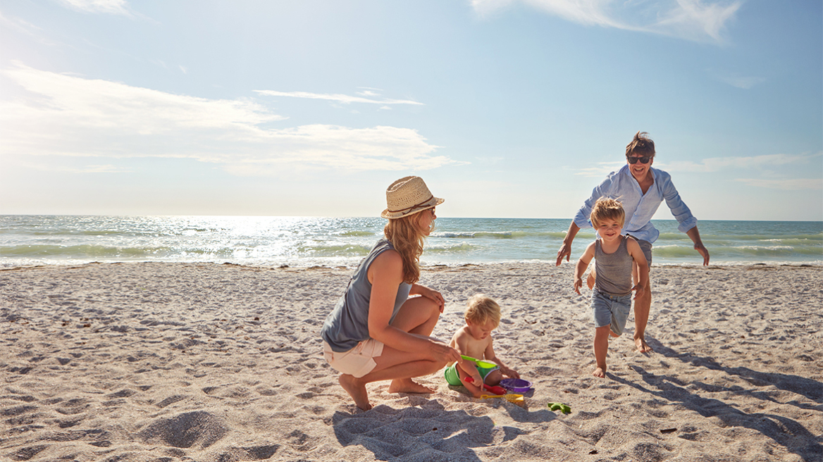 Έρευνα: Οι γονείς χρειάζονται 2,5 μέρες για να... αναρρώσουν από τις οικογενειακές διακοπές