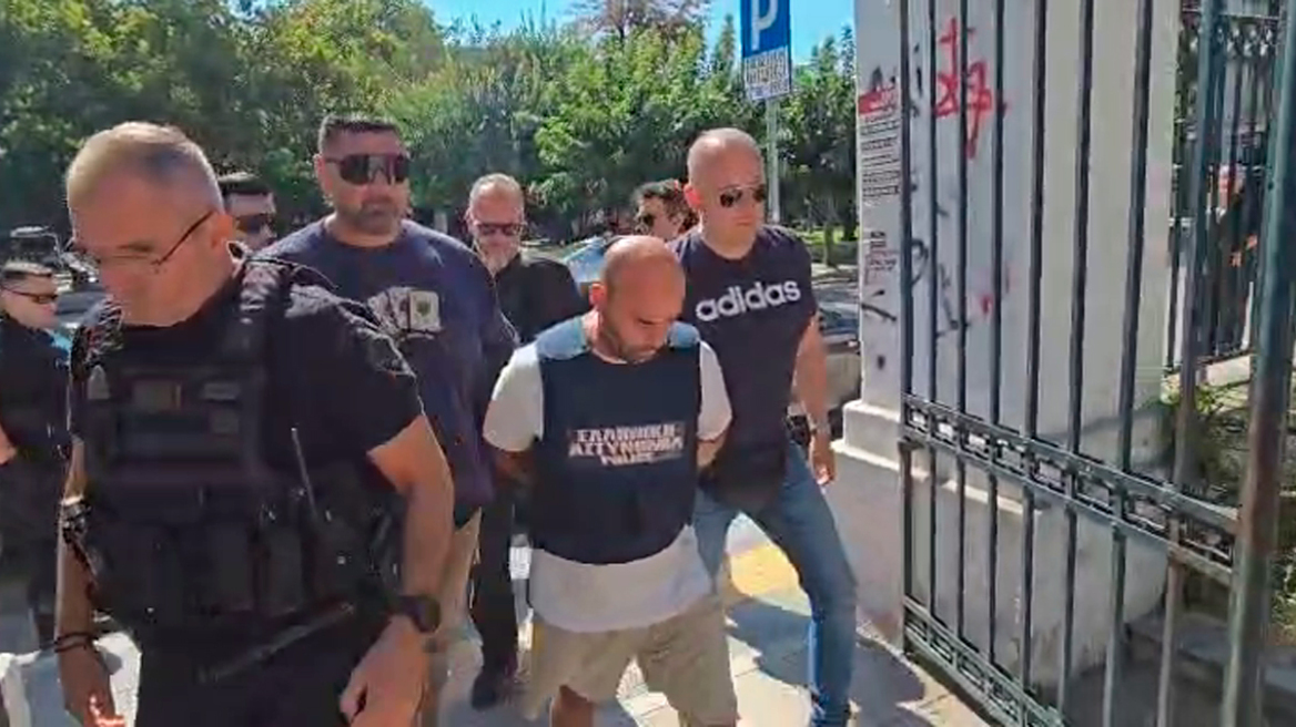 Βόλος: Εφτασε στον εισαγγελέα ο 40χρονος συζυγοκτόνος – Δείτε βίντεο