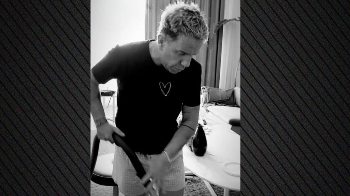 Ο Γιώργος Μαζωνάκης βάζει σκούπα στο σπίτι του - «Σαββατογενική» έγραψε σε βίντεο που δημοσίευσε