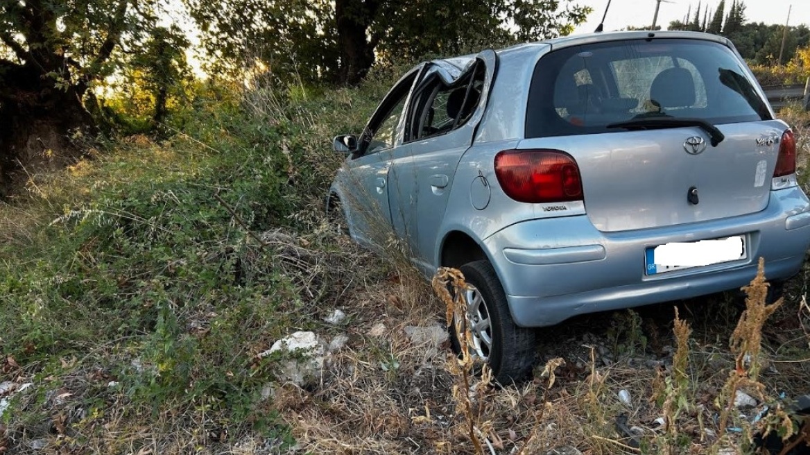 Τροχαίο στο Αγρίνιο: ΙΧ προσέκρουσε σε στύλο και κατέληξε σε χωράφι - Στο νοσοκομείο ανήλικη