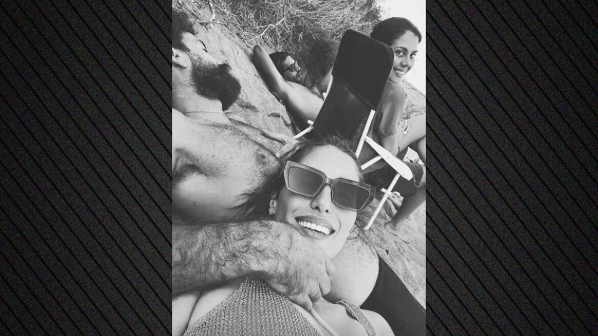 Η Παυλίνα Βουλγαράκη ανέβασε φωτογραφία με τον σύντροφό της από την παραλία