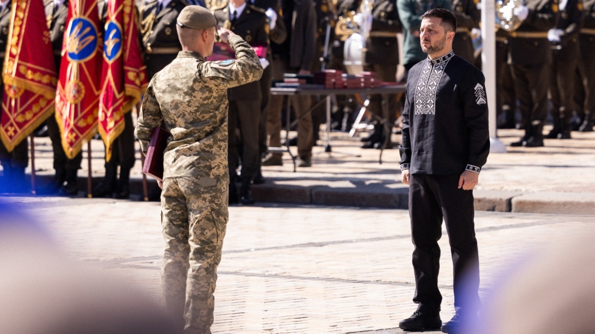 Ζελένσκι: Κατέθεσε στεφάνι για την Ημέρα της Ανεξαρτησίας φορώντας την ουκρανική παραδοσιακή κεντητή μπλούζα
