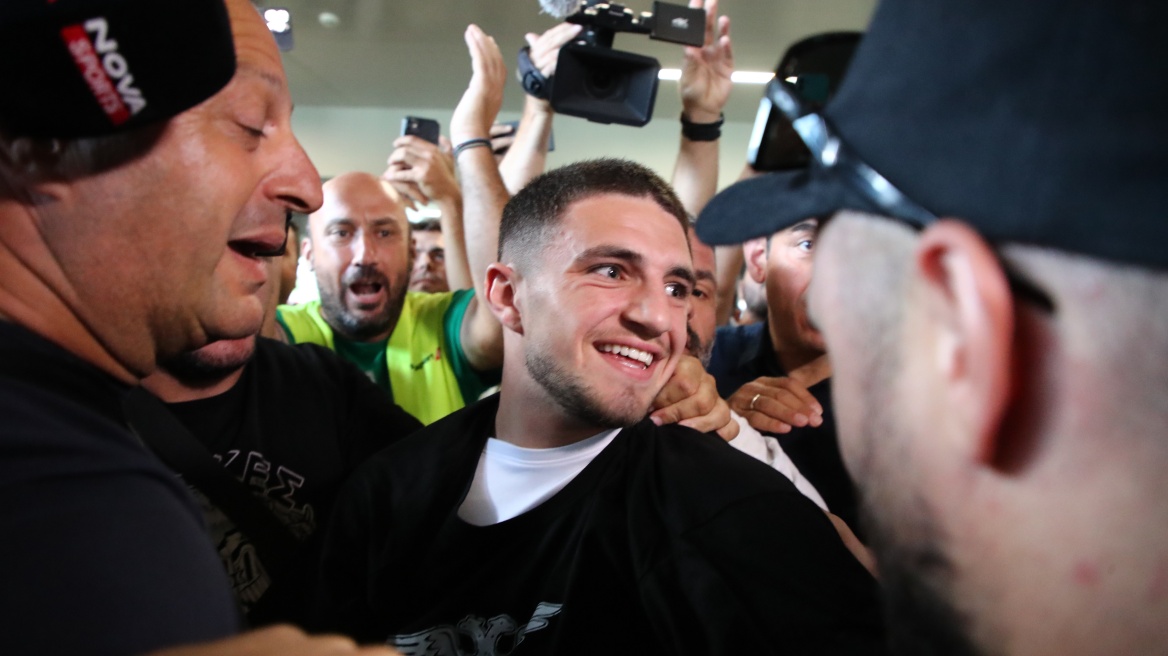 Αποθέωση από τους φιλάθλους