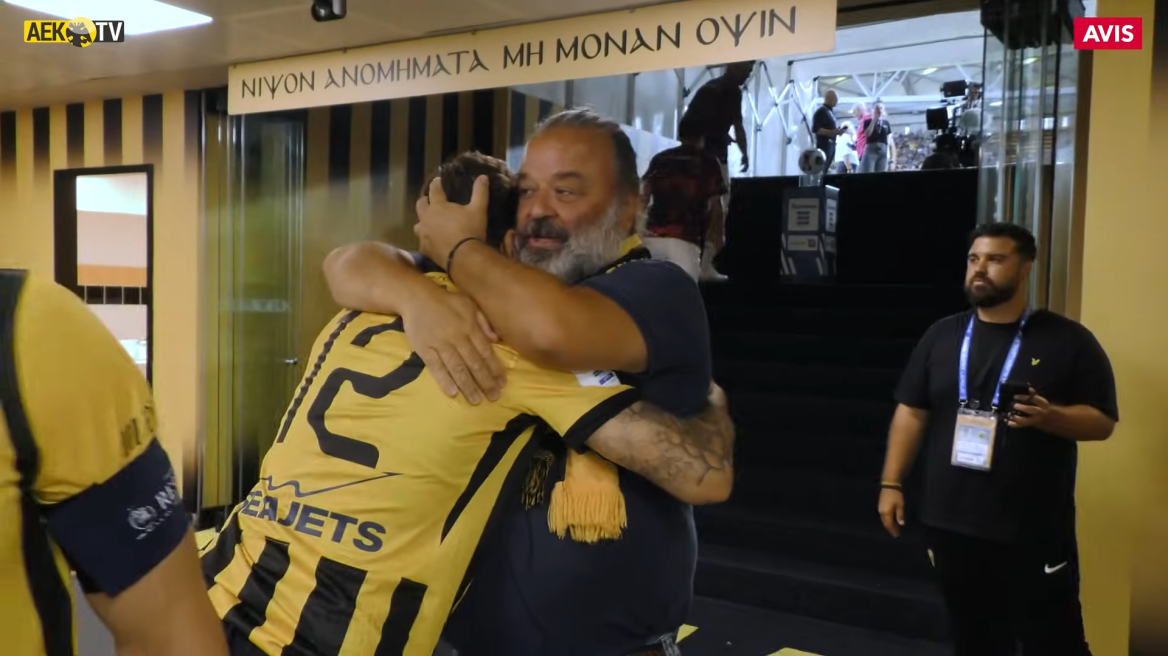 AEK: Οι αγκαλιές του Ηλιόπουλου στους παίκτες και η αποθέωση στο τέλος - Η παρακάμερα από τη νίκη επί του Πανσερραϊκού - Βίντεο
