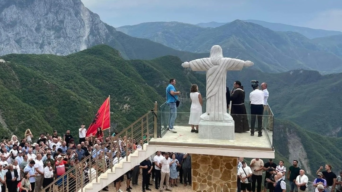 Η Αλβανία απέκτησε για πρώτη φορά στην ιστορία της άγαλμα του Ιησού Χριστού - Βίντεο από τα αποκαλυπτήρια