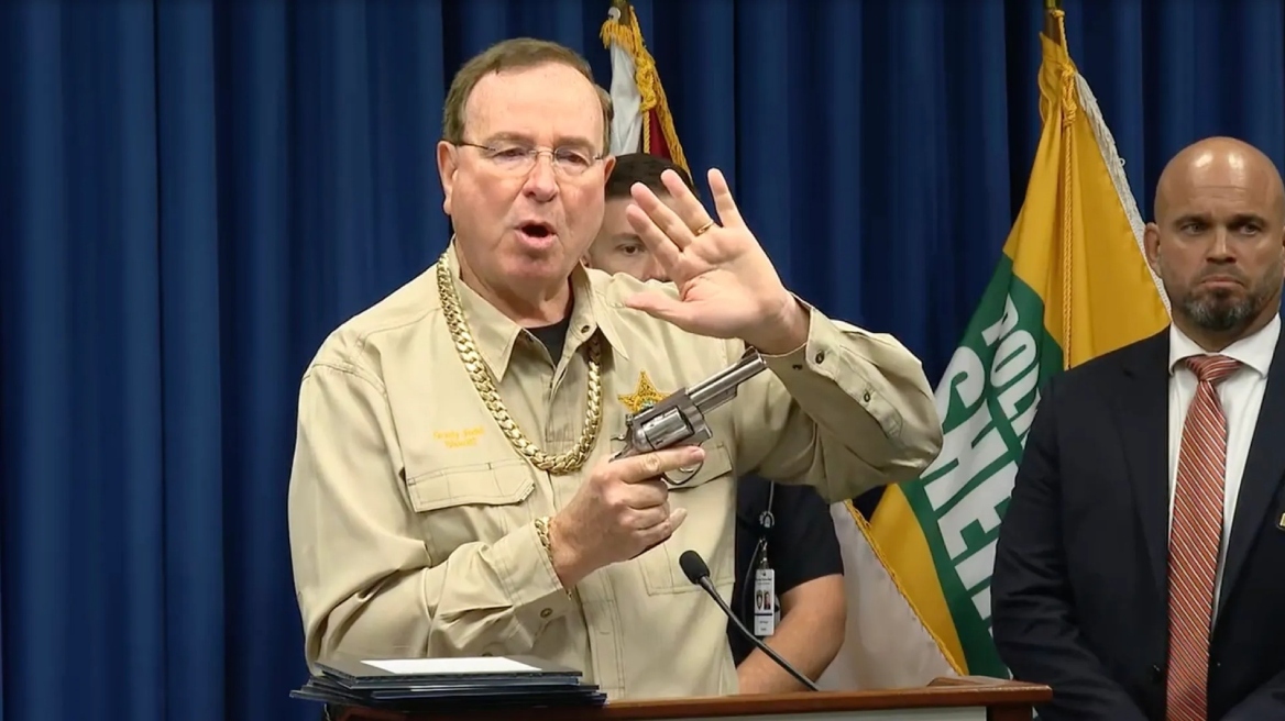 Σερίφης στην Φλόριντα εμφανίστηκε σαν... ράπερ μετά από τη σύλληψη βαρόνου των ναρκωτικών - Φόρεσε αλυσίδα $50.000 στο λαιμό