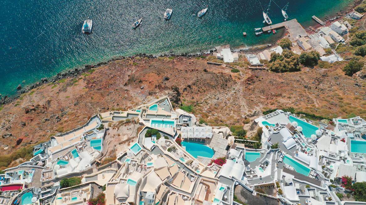   Πισίνες και μπετά βουλιάζουν την Καλντέρα στην Σαντορίνη - Δείτε βίντεο και φωτογραφίες