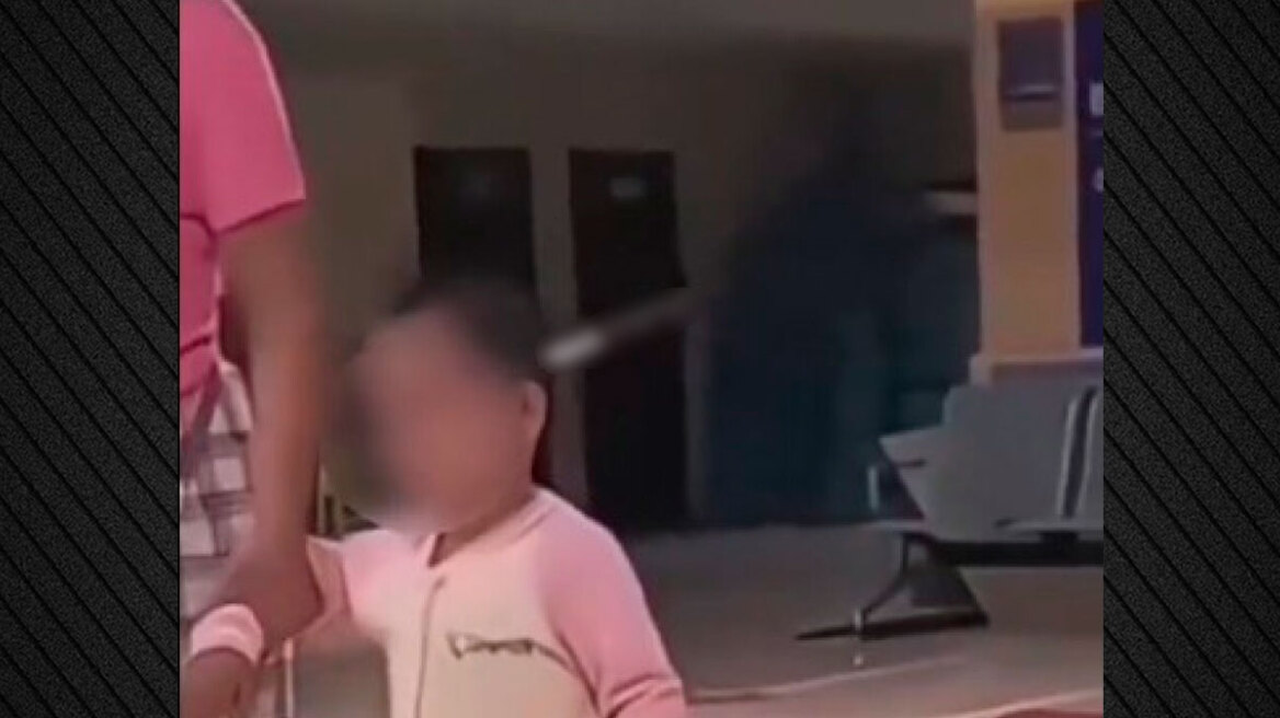 Βίντεο που δείχνει 3χρονη να περπατά ήρεμη στο νοσοκομείο με ένα μαχαίρι καρφωμένο στο κεφάλι της σοκάρει την Κίνα