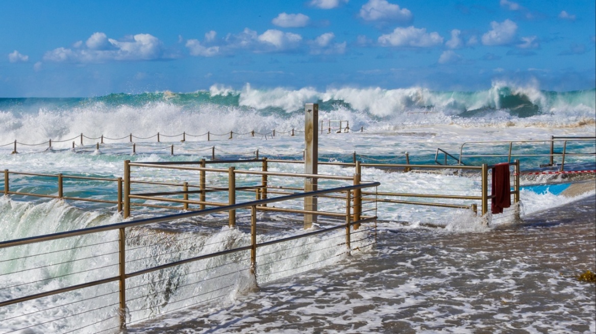 Ισχυρός αντικυκλώνας φέρνει τεράστια κύματα στο Περού - Ένας νεκρός, έκλεισαν τα 88 από τα 122 λιμάνια