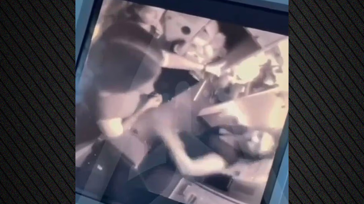 Βίντεο: Επιβάτης στη Σιβηρία γρονθοκόπησε αεροσυνοδό επειδή δεν την άφησε να πάρει τηλέφωνο