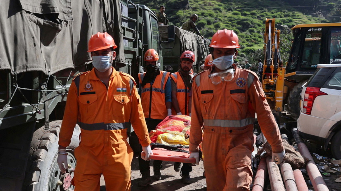 Iνδία: Πέντε νεκροί από τις καταρρακτώδεις βροχές στο Κασμίρ - Bίντεο