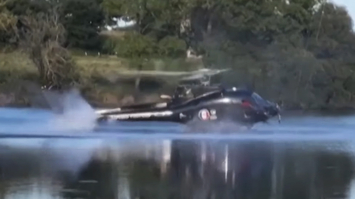 Γαλλία: Ελικόπτερο συνετρίβη σε λίμνη ενώ προσπαθούσε να γεμίσει νερό για να σβήσει φωτιά - Δείτε βίντεο
