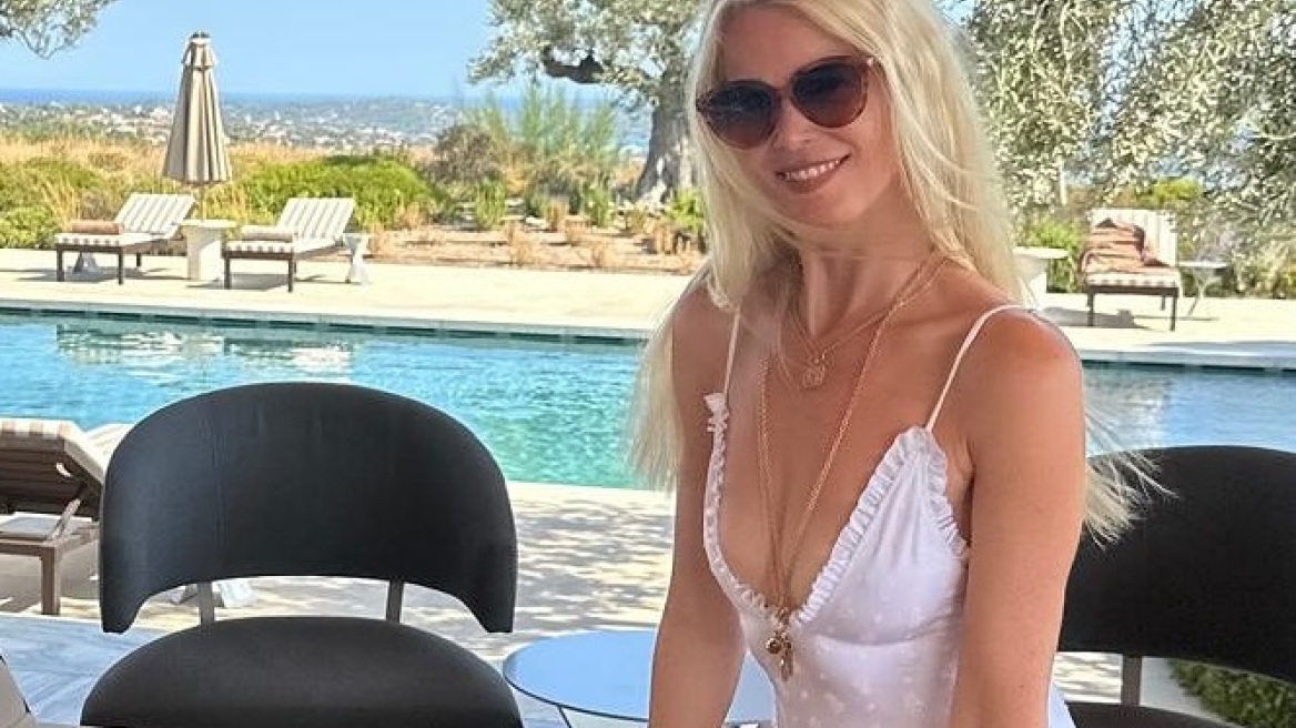 Η Κλόντια Σίφερ γιόρτασε τα γενέθλιά της με λευκό μαγιό και τάβλι (εικόνες)