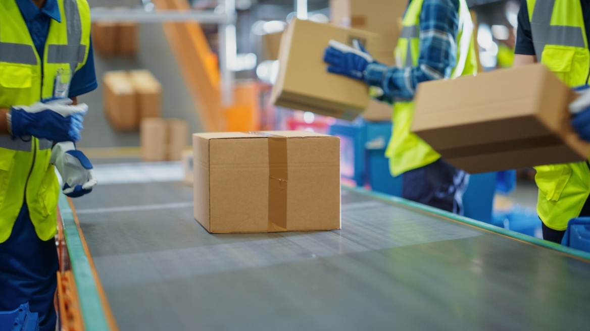 «Μπλόκο» στις ταχυδρομικές αποστολές προς τις ΗΠΑ βάζουν 25 χώρες που αντιδρούν στους δασμούς Τραμπ 
