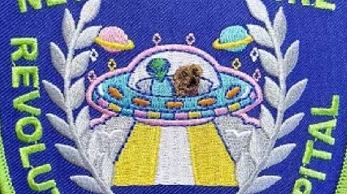 Έκπληξη από την αστυνομία του Έξετερ: Επετειακό σήμα με UFO για τα 60 χρόνια από τον «θρύλο» του 1965