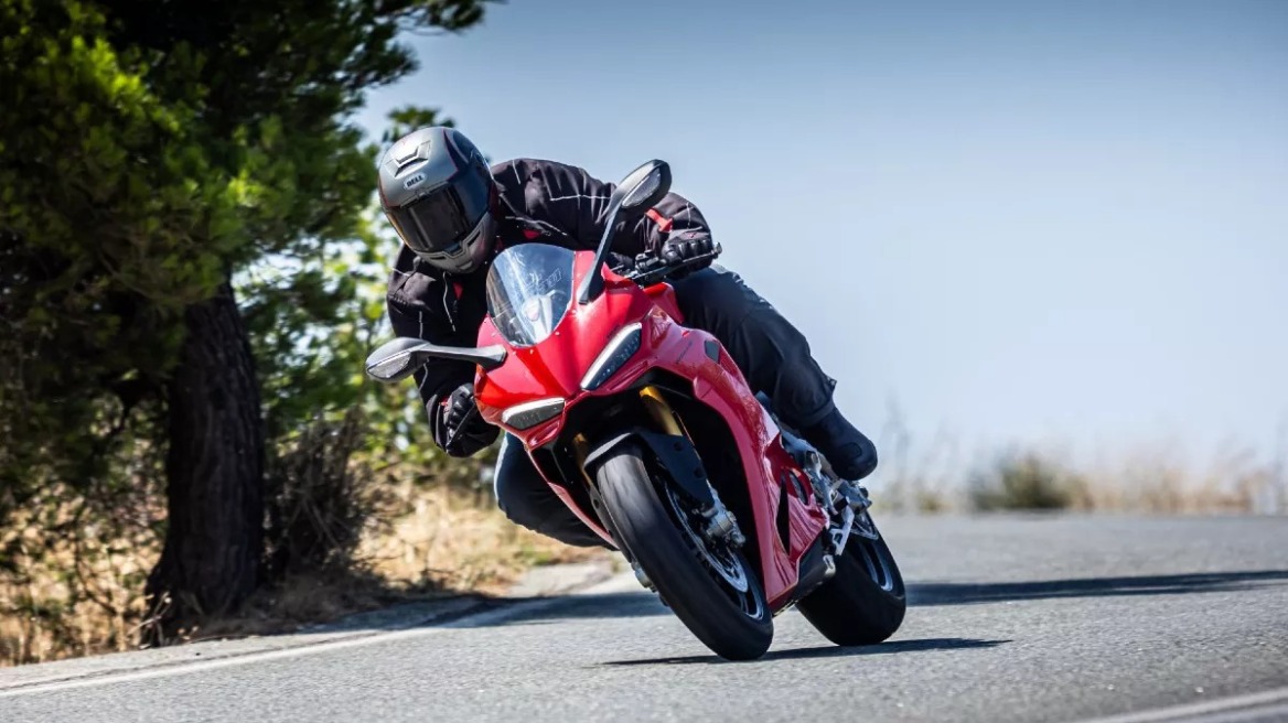 Δοκιμάζουμε τη μοναδική Ducati Panigale V2 S - Πόσο κοστίζει στην Ελλάδα;
