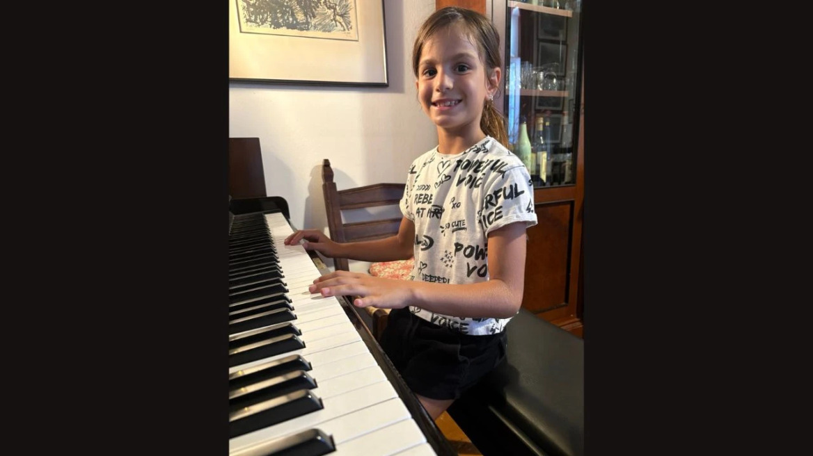 Η 8χρονη μαθήτρια πιάνου Αλεξάνδρα Γουδά κατέκτησε το ασημένιο βραβείο στον Διεθνή Διαγωνισμό Debussy