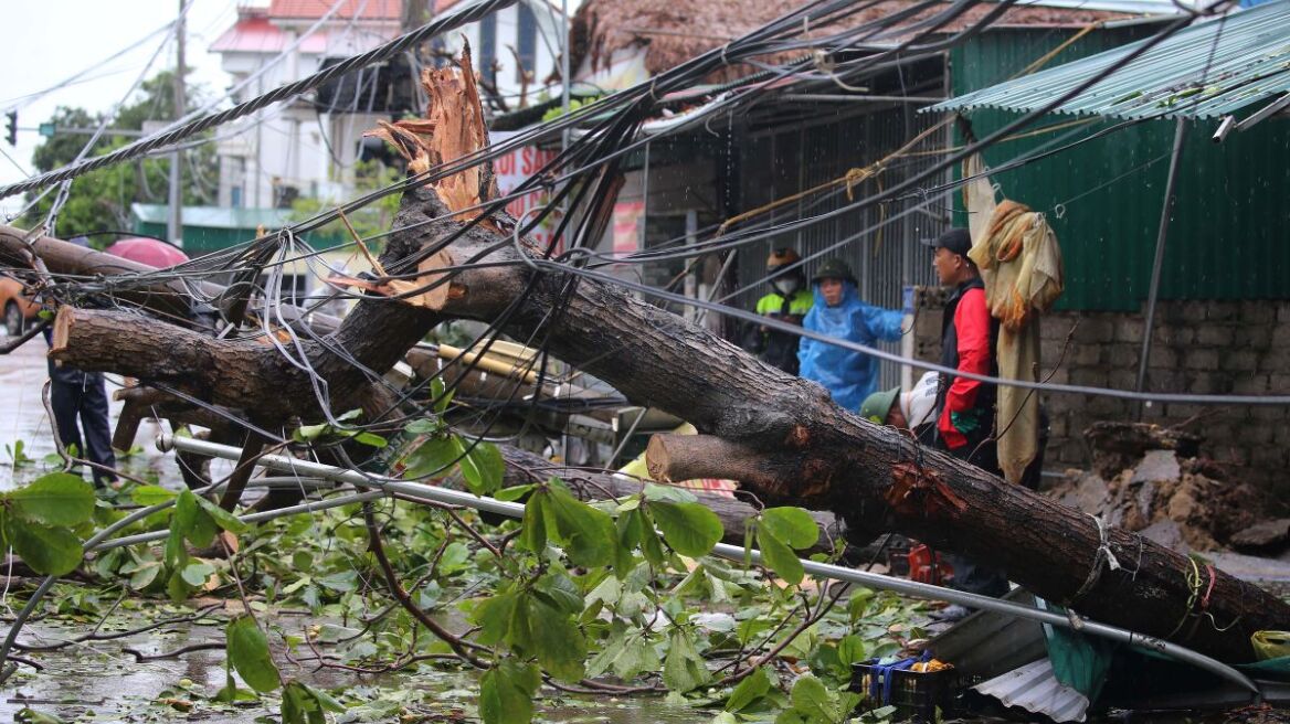 Τουλάχιστον τρεις νεκροί στο Βιετνάμ από το πέρασμα του τυφώνα Κατζίκι, δείτε βίντεο