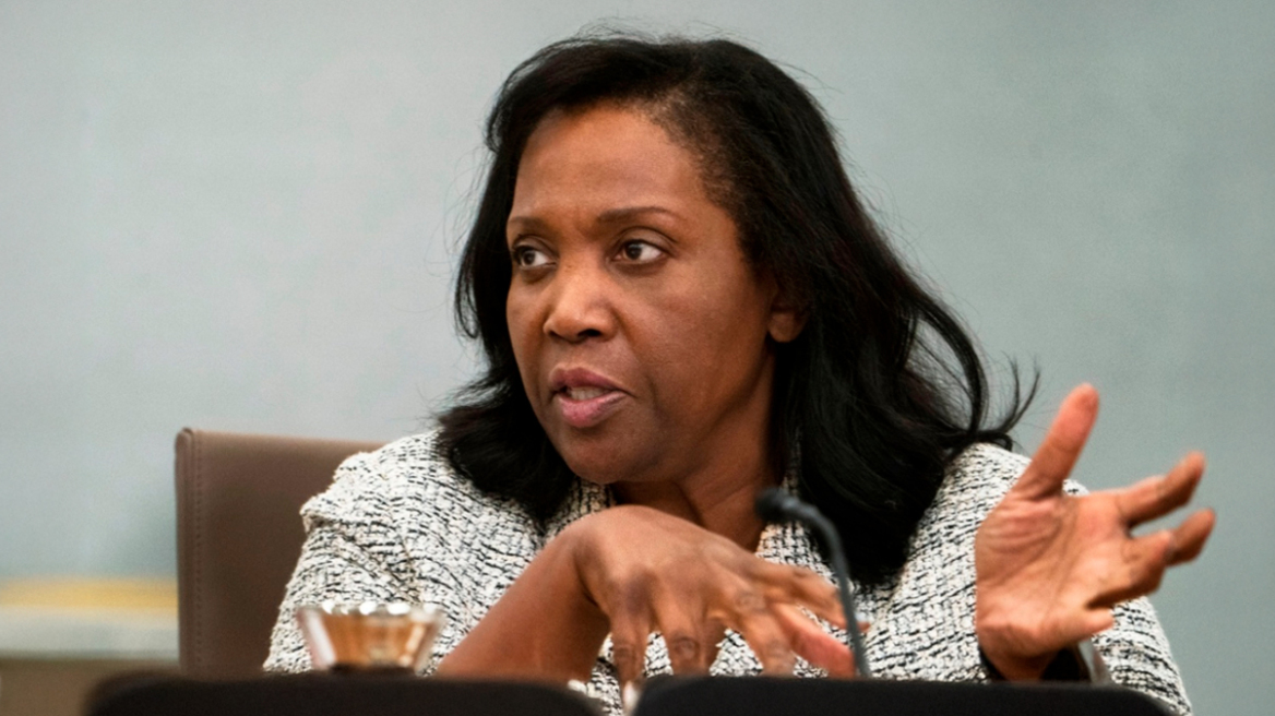 Η Λίζα Κουκ προσφεύγει στη δικαιοσύνη αφού ο Τραμπ την απέλυσε από τη Fed 