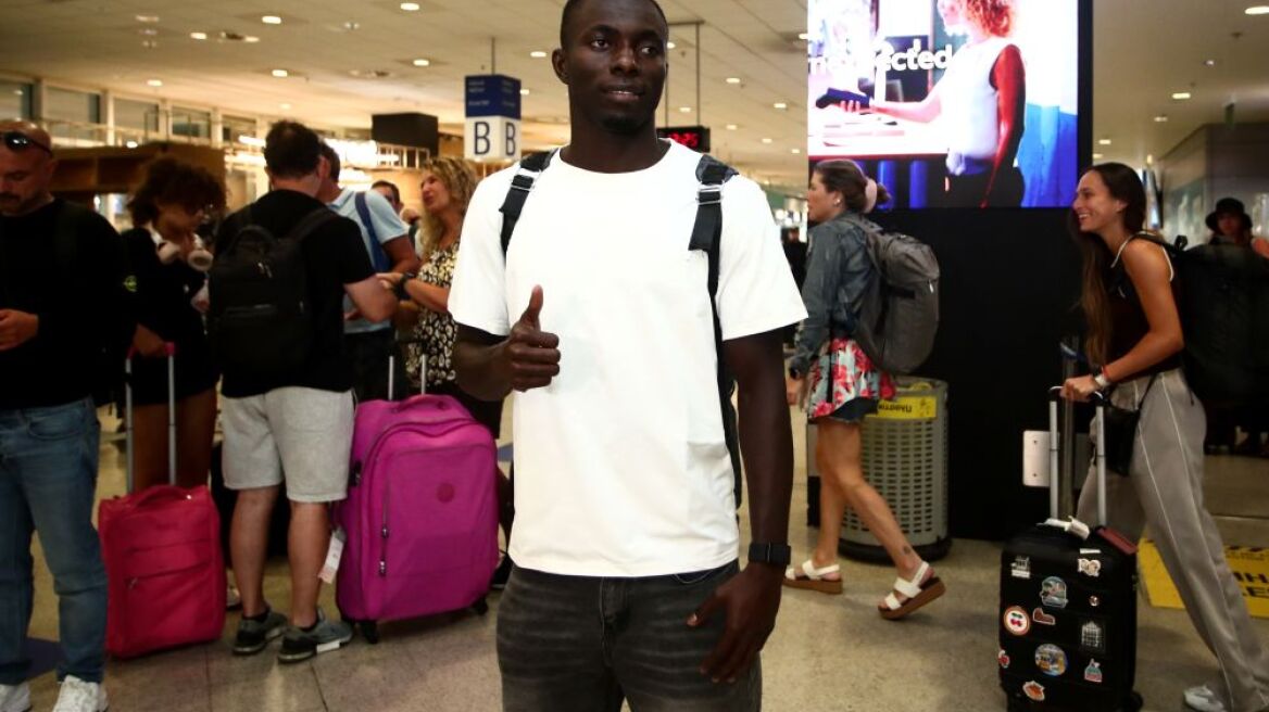 Ο Ολυμπιακός υποδέχθηκε τον Αμπντουλί Μανέ - Δείτε βίντεο