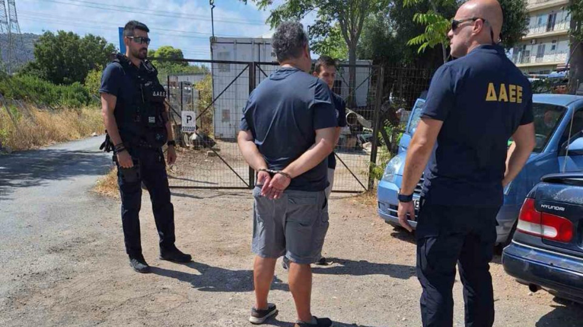 Η δράση του υπαλλήλου προκάλεσε έντονες αντιδράσεις στην τοπική κοινωνία.