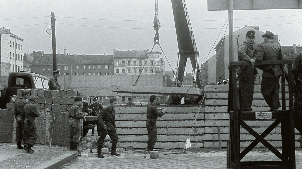 Όταν υψώθηκε το Tείχος του Βερολίνου: Πόσοι «έπεσαν» στην προσπάθεια διαφυγής
