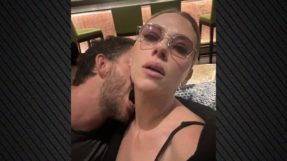 Τζόναθαν Μπέιλι - Σκάρλετ Γιόχανσον: Η κοινή φωτογραφία μετά το φιλί τους στο κόκκινο χαλί