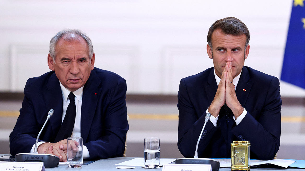Η Γαλλία βυθίζεται σε πολιτική κρίση με τον Μακρόν να προσπαθεί να καθησυχάσει τις αγορές.