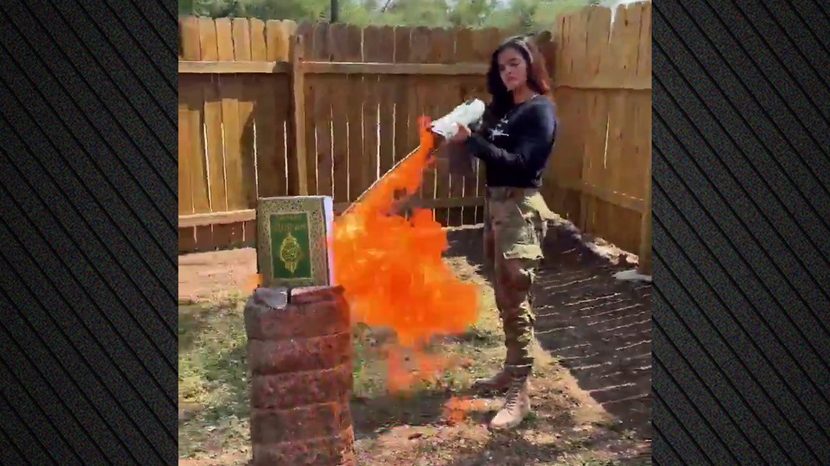 Ρεπουμπλικανή υποψήφια για το Κογκρέσο καίει το Κοράνι με φλογοβόλο και θέλει να διώξει όλους τους μουσουλμάνους από τη χώρα
