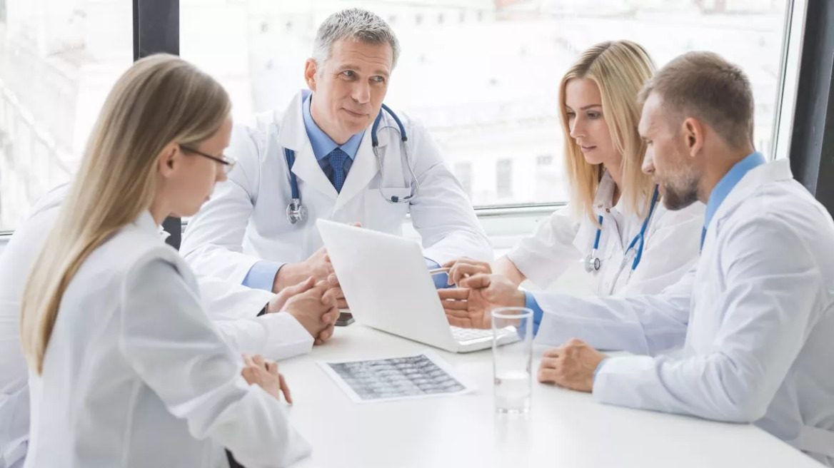 Διοικώντας τα δημόσια νοσοκομεία: Από τη φροντίδα των ασθενών ως την αποδοτικότητα και τα έσοδα – Ένας ειδικός προτείνει