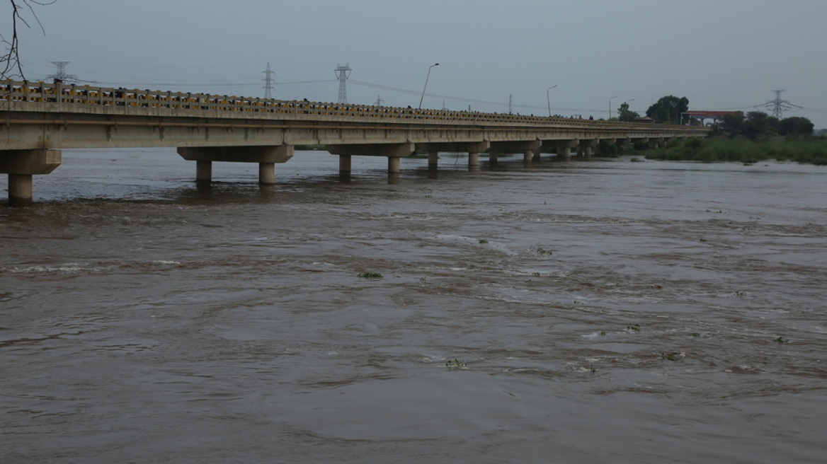 Ινδία: Τουλάχιστον 33 άνθρωποι έχασαν τη ζωή τους από τις πλημμύρες και τις κατολισθήσεις
