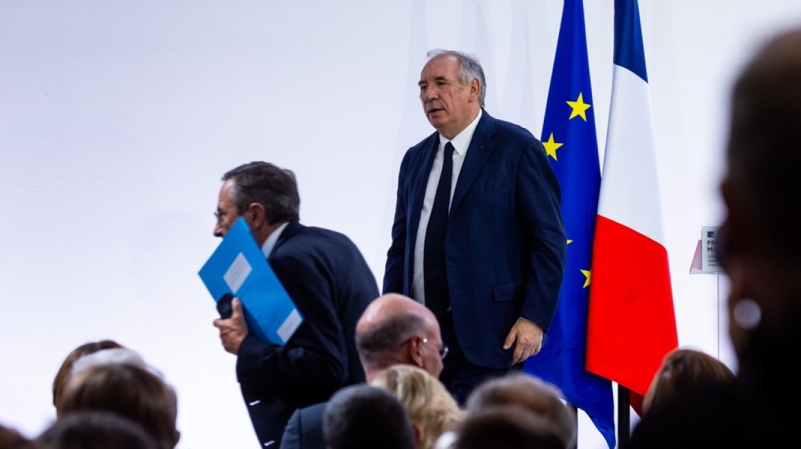 Bloomberg: Η πολιτική κρίση απειλεί την οικονομική ανάκαμψη στη Γαλλία – Στον «πάγο» προσλήψεις και επενδύσεις