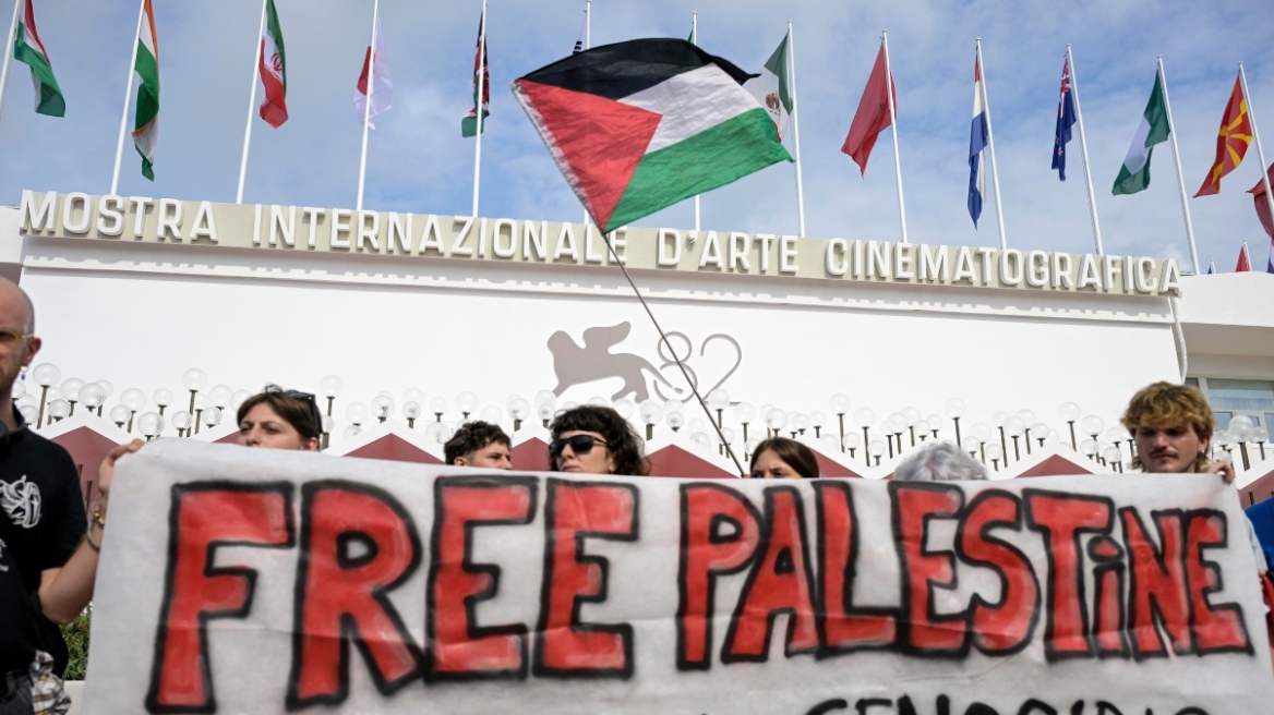 Πανό για τη Γάζα ξεδίπλωσαν διαδηλωτές στην έναρξη του κινηματογραφικού φεστιβάλ της Βενετίας 