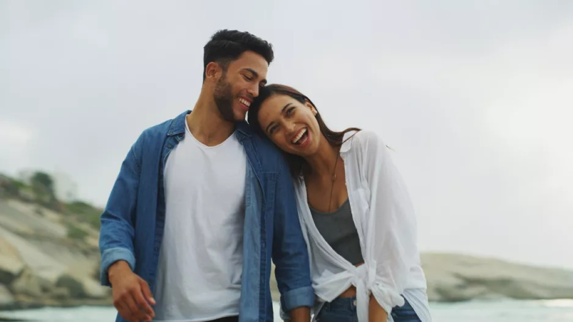 Ποια ζευγάρια είναι πιο δεμένα; Νέα έρευνα σε 50 χώρες δίνει την αφοπλιστική απάντηση